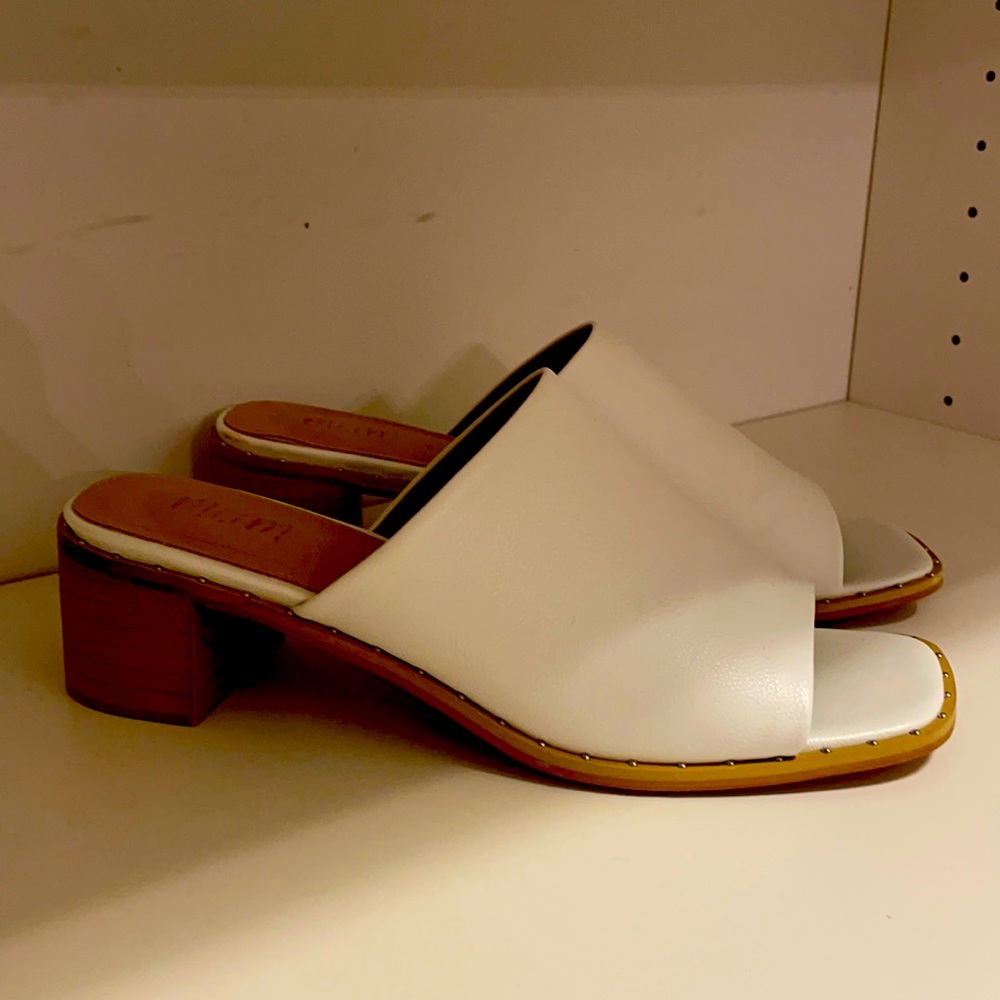 Cute white sandals with thick heal, very comfy